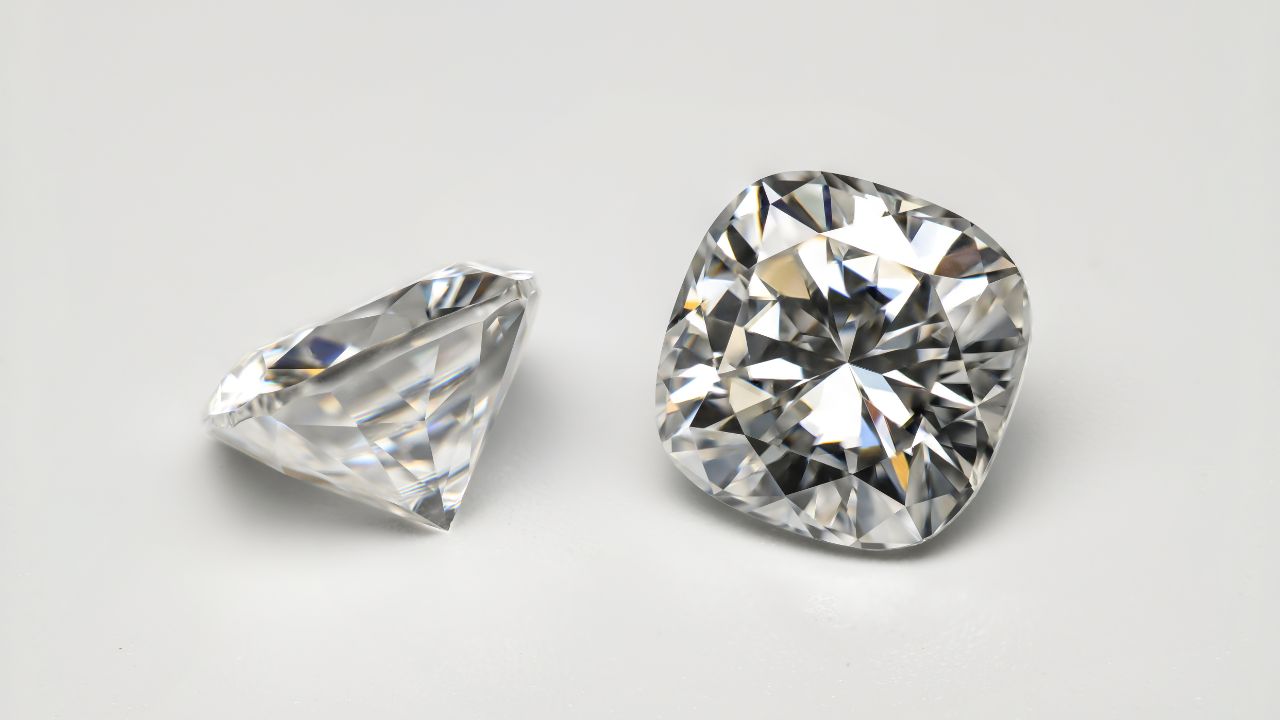 Comparison chart of Moissanite vs Diamond showcasing differences in sparkle, hardness, and price.
