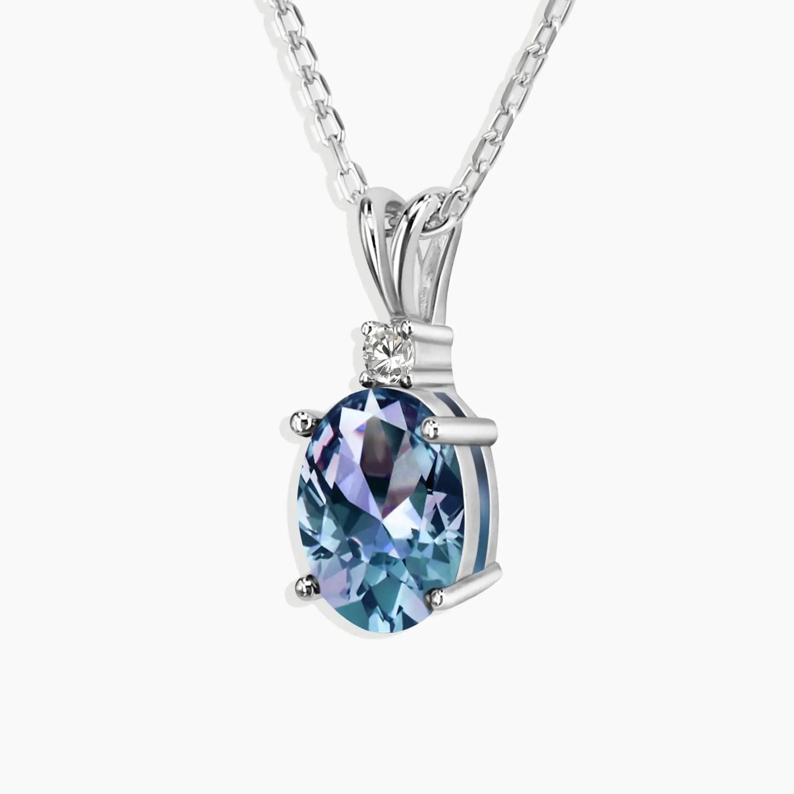 Oval-cut Alexandrite pendant on rhodium-plated silver chain – classic and elegant jewellery design