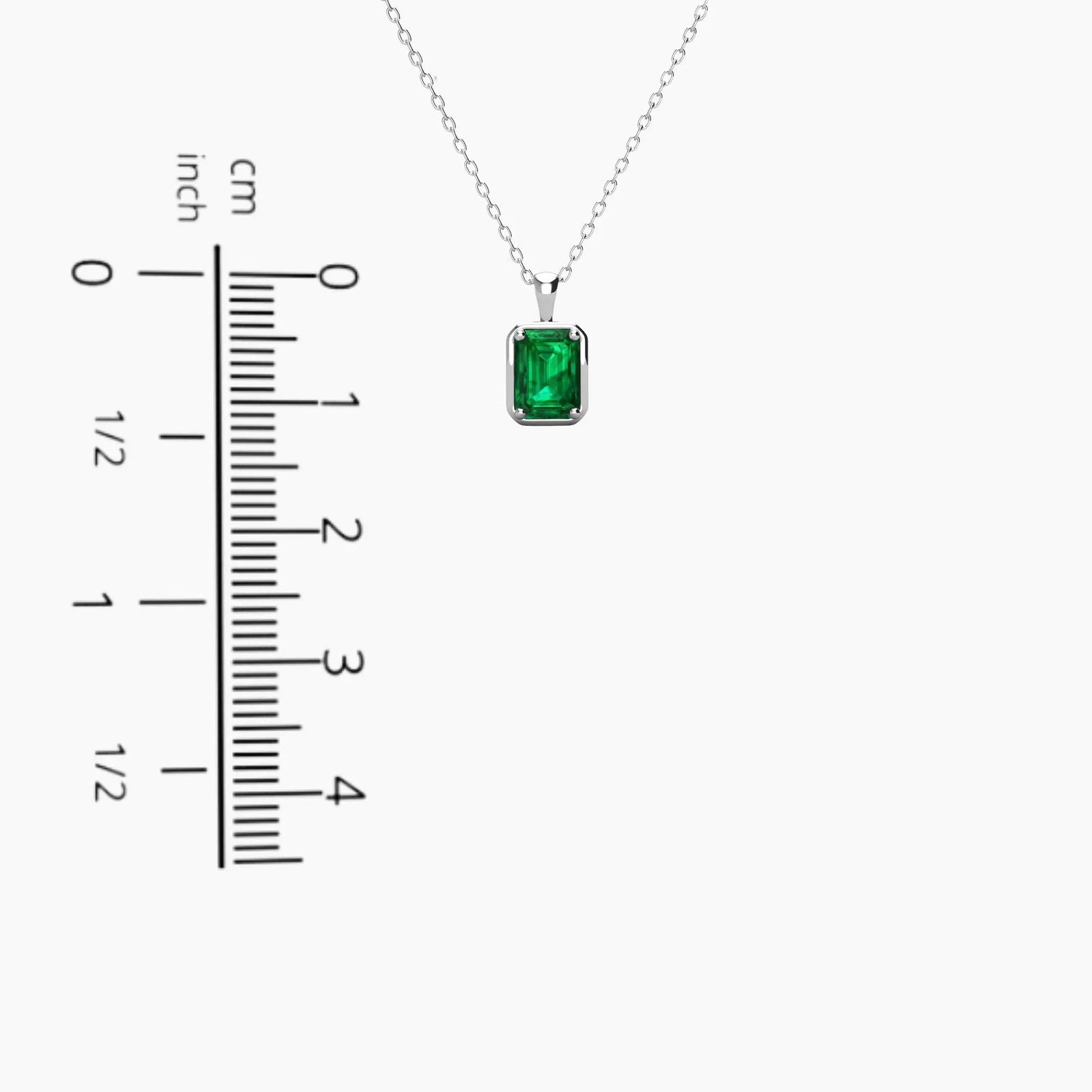 Measurement guide indicating the pendant’s dimensions and chain length.