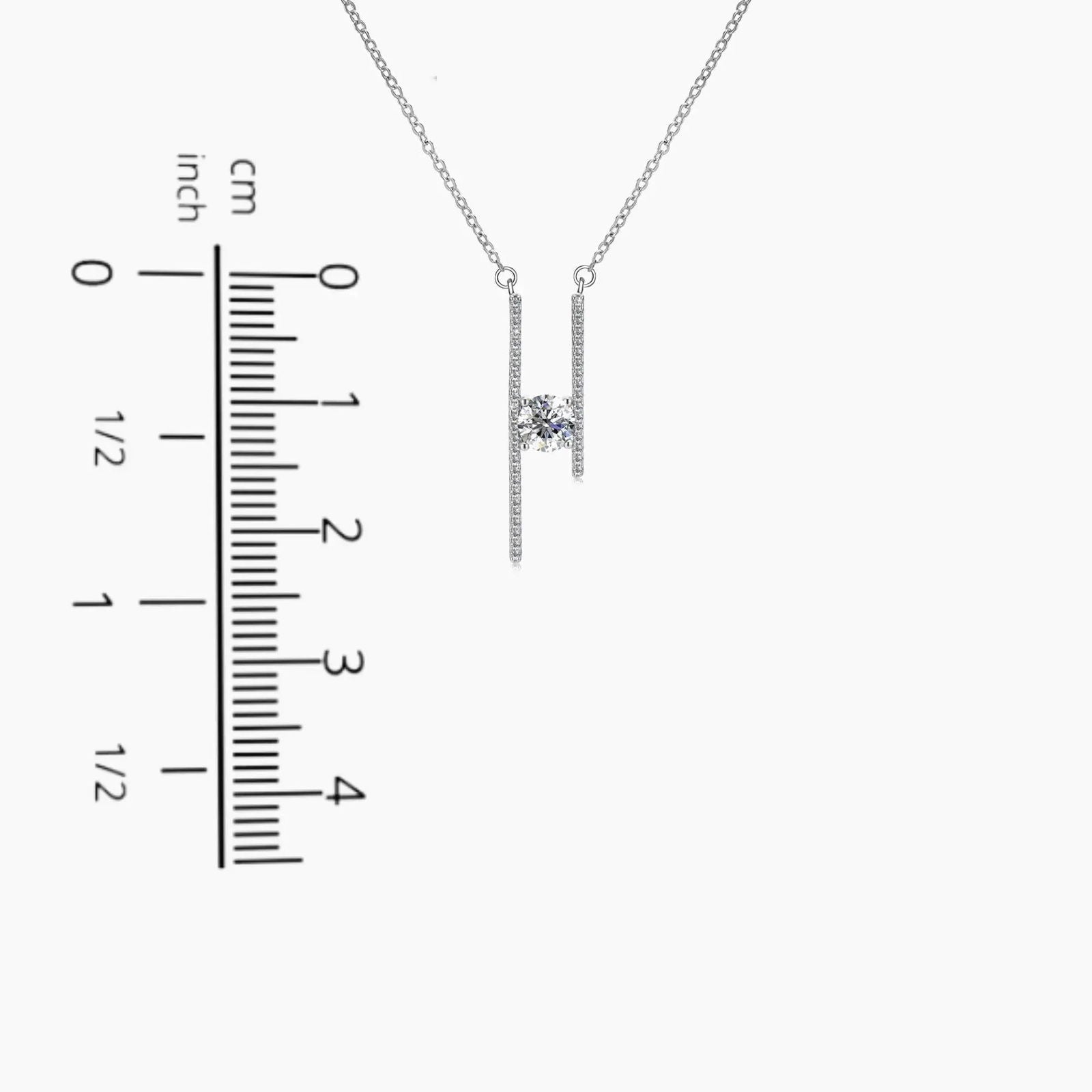 Measurement chart indicating the pendant’s 2.2 cm height and 0.9 cm width for the Moissanite Parallel Bars Necklace.