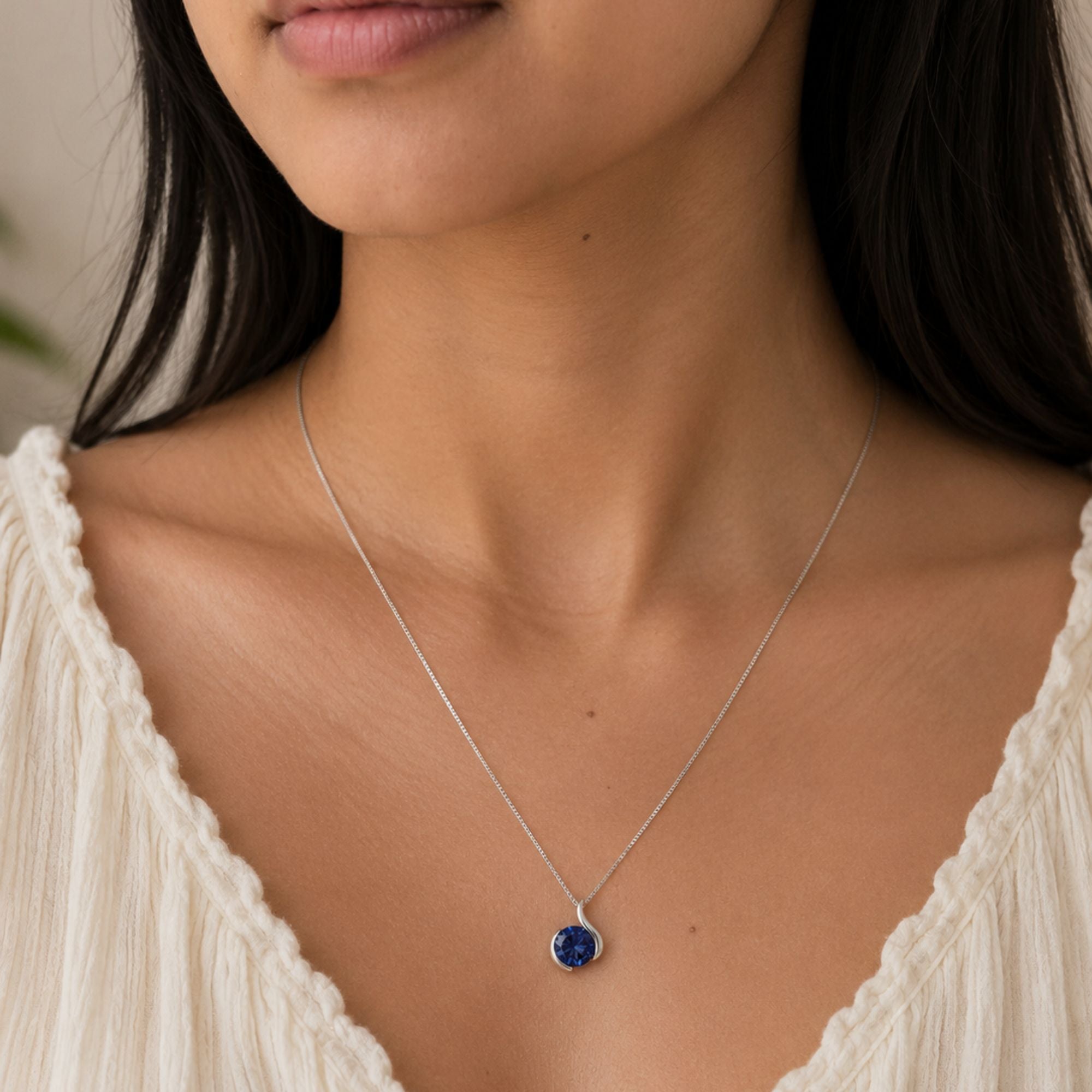 sapphire semi bezel pendant on model