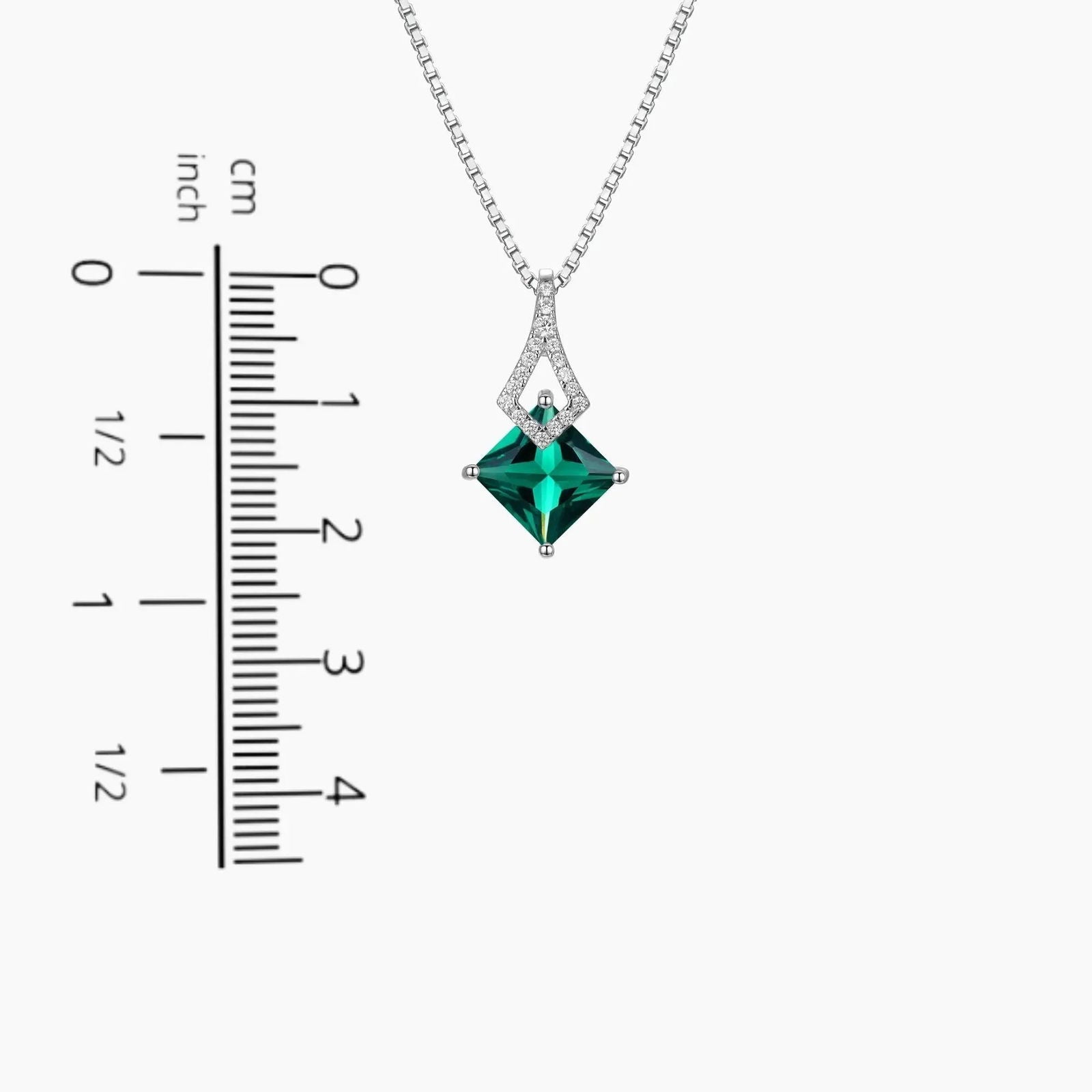 Diagram showing the arrow-shaped pendant’s dimensions and chain length for the emerald necklace.